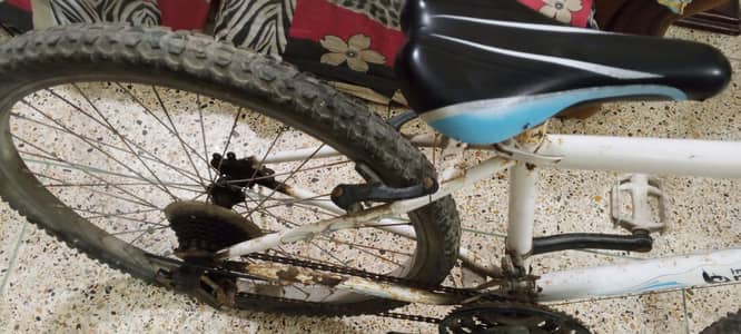 nice condition smooth ride and with gear price 9500rs