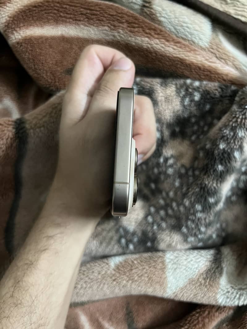 Apple iPhone 16 Pro 1