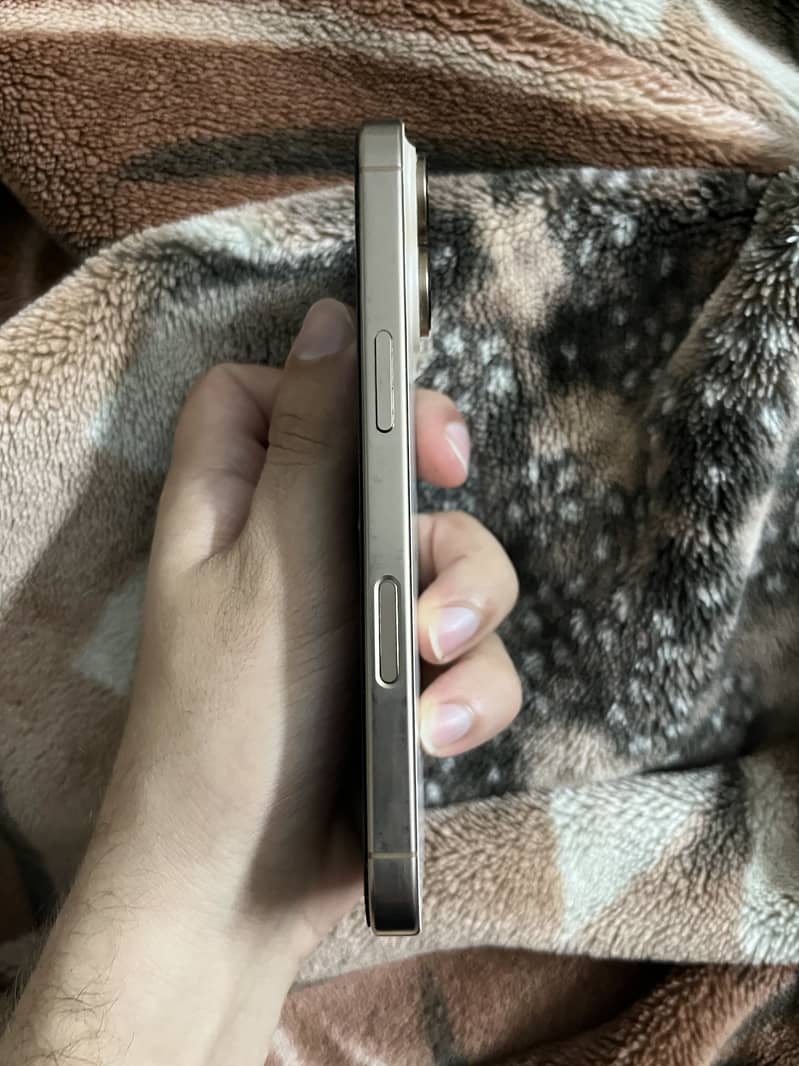 Apple iPhone 16 Pro 3