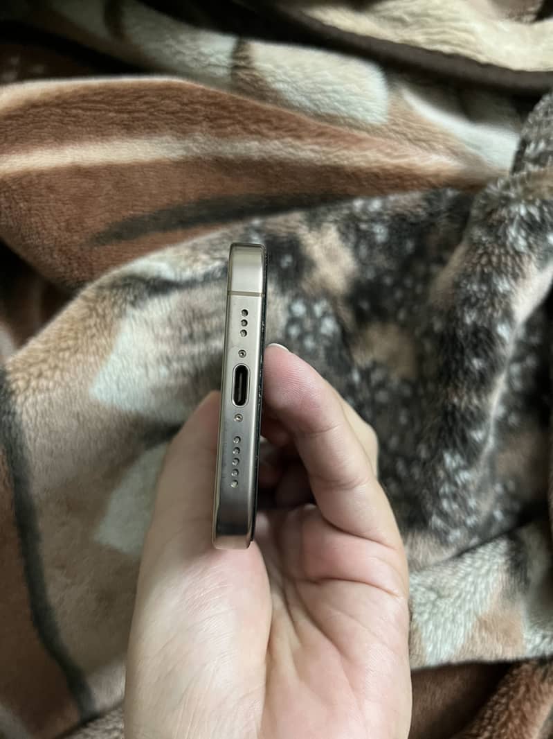 Apple iPhone 16 Pro 4