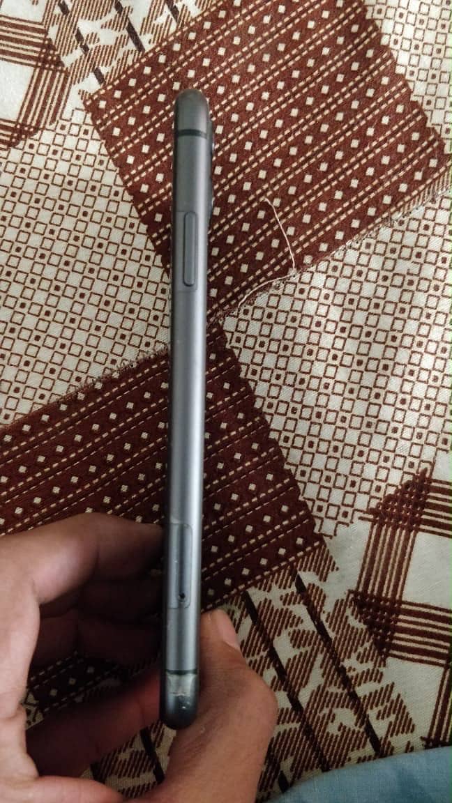 Apple iPhone 11 4