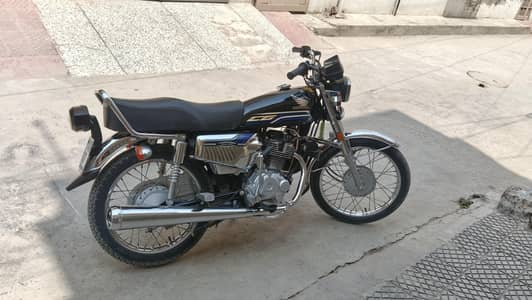Honda 125 chrome edition black colour salf start golden number 3 digit