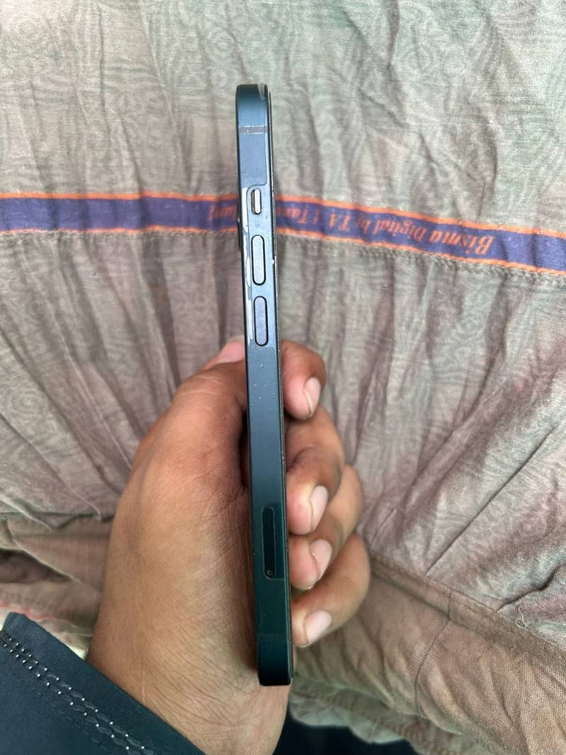 Apple iPhone 13 4