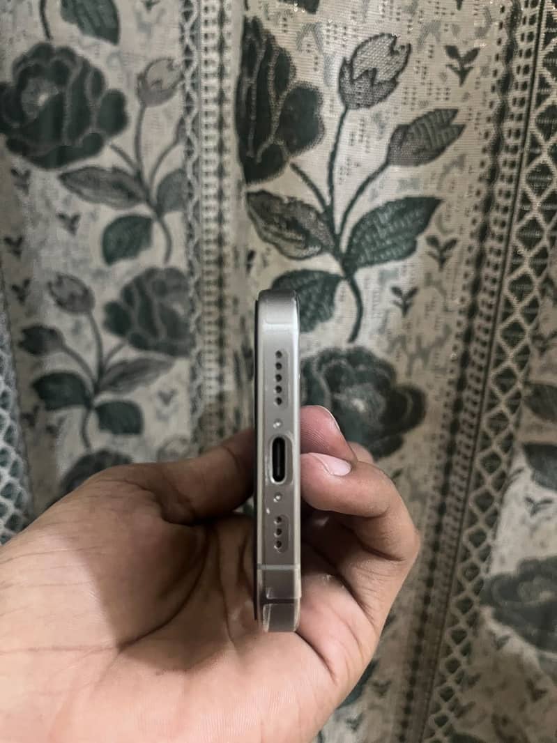 Apple iPhone 15 Pro 3
