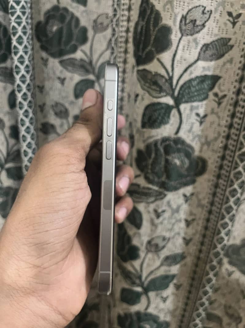 Apple iPhone 15 Pro 4