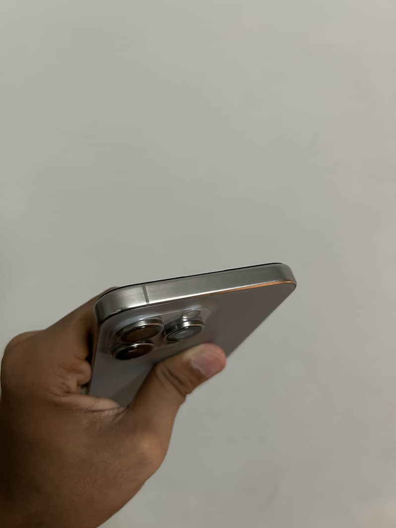 Apple iPhone 15 Pro Max 4