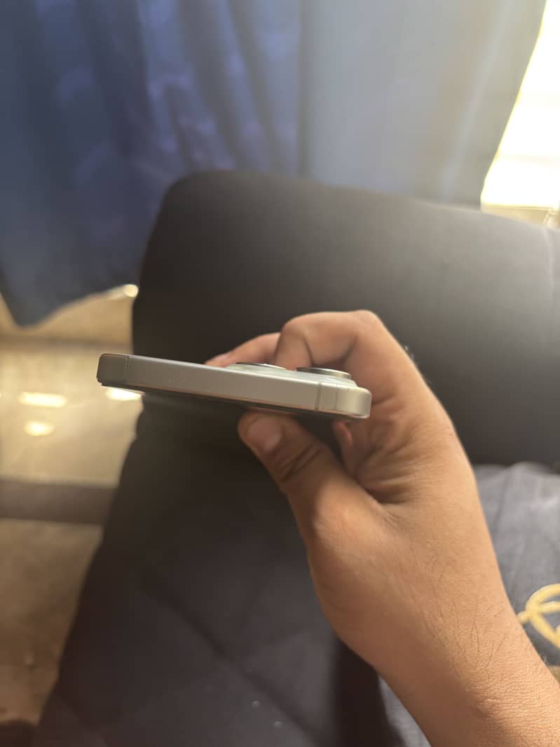 Apple iPhone 15 Pro Max 4
