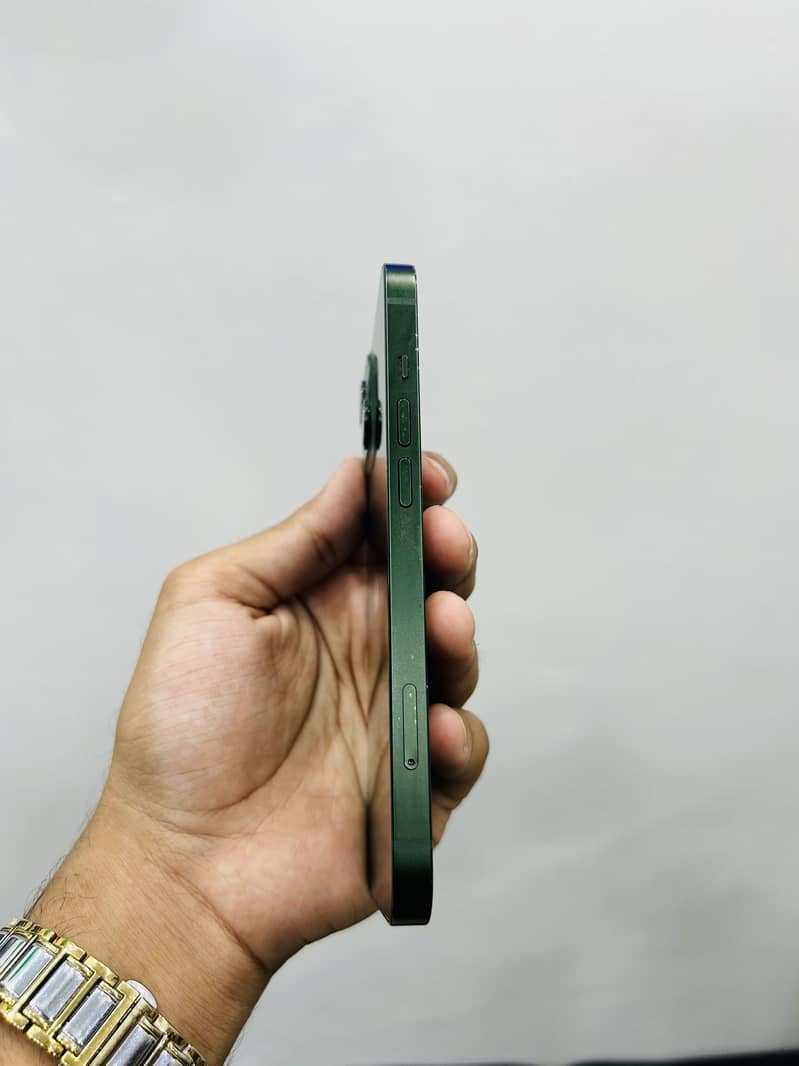Apple iPhone 13 1