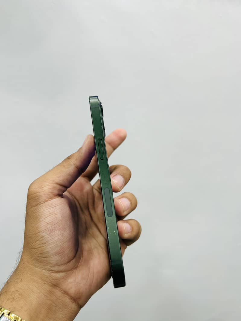 Apple iPhone 13 4