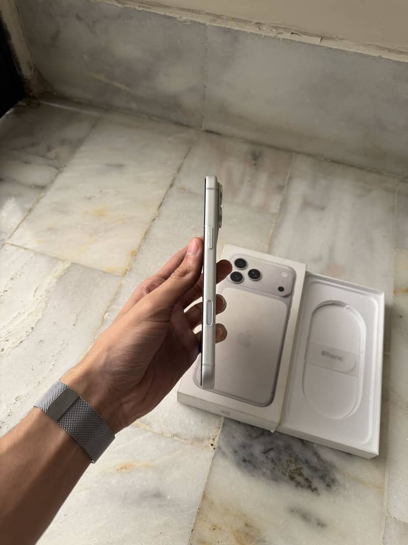 Apple iPhone 17 Pro Max 4