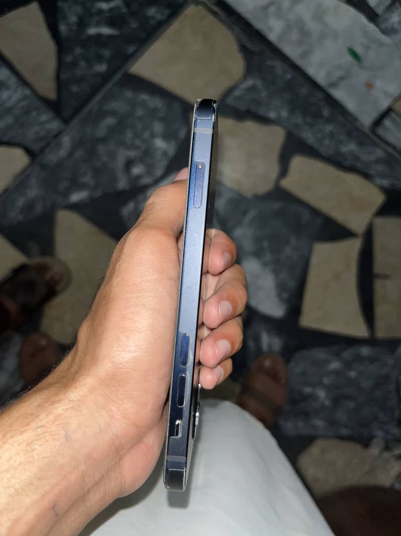 Apple iPhone 12 4