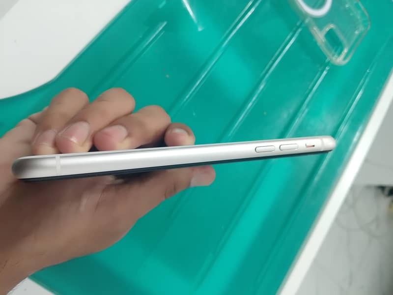 Apple iPhone 11 4