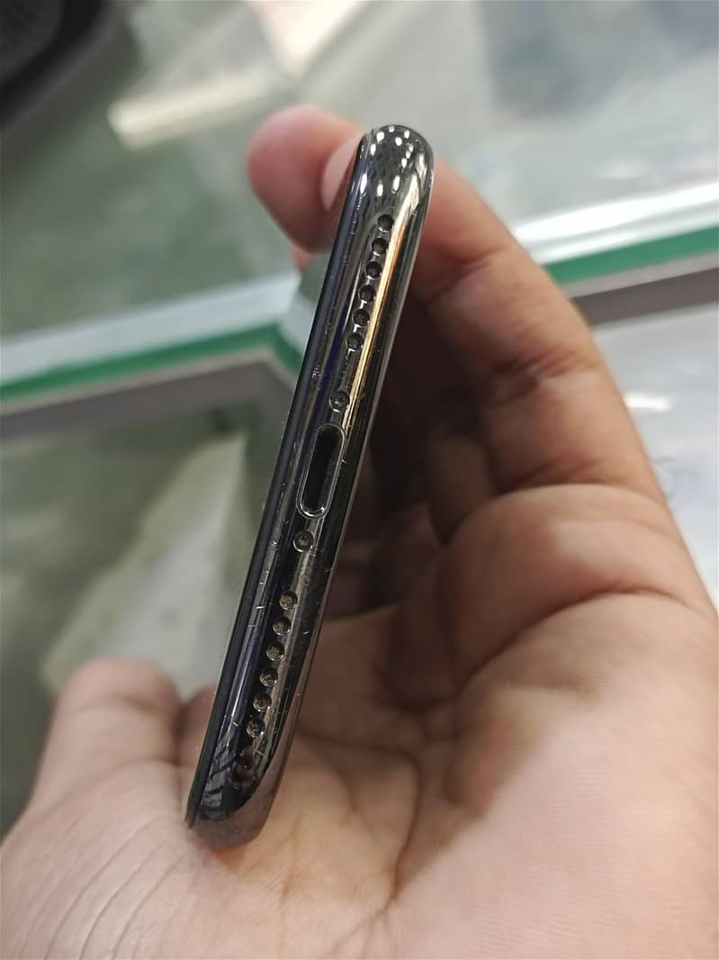 Apple iPhone X 4
