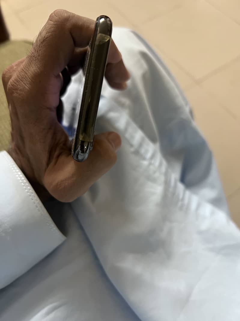 Apple iPhone X 4