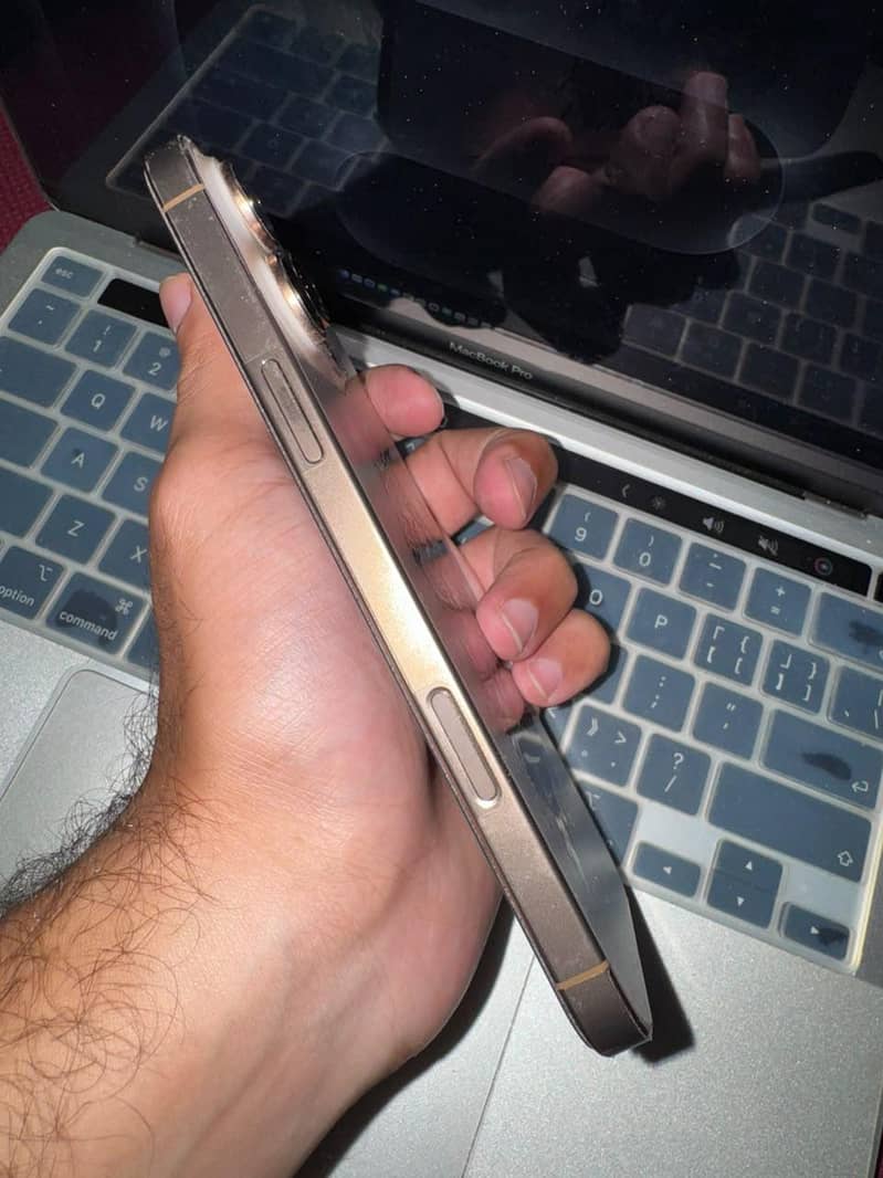 Apple iPhone 16 Pro Max 4