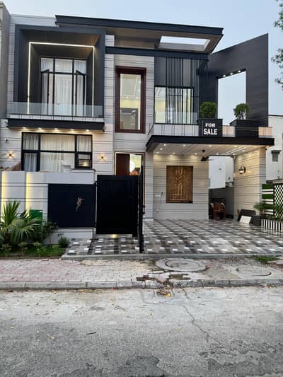 10 Marla Luxury House for Rent in Bahria Town Lahore | Prime Location | Family Hom