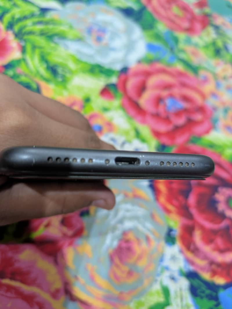 Apple iPhone 11 4