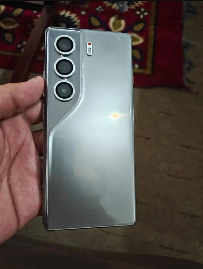 Tecno CAMON 40 Pro 1