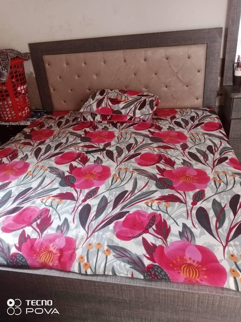 بیڈ الماری ڈریسنگ ٹیبل اور فرج براۓ فروخت 1