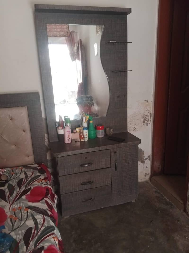 بیڈ الماری ڈریسنگ ٹیبل اور فرج براۓ فروخت 2