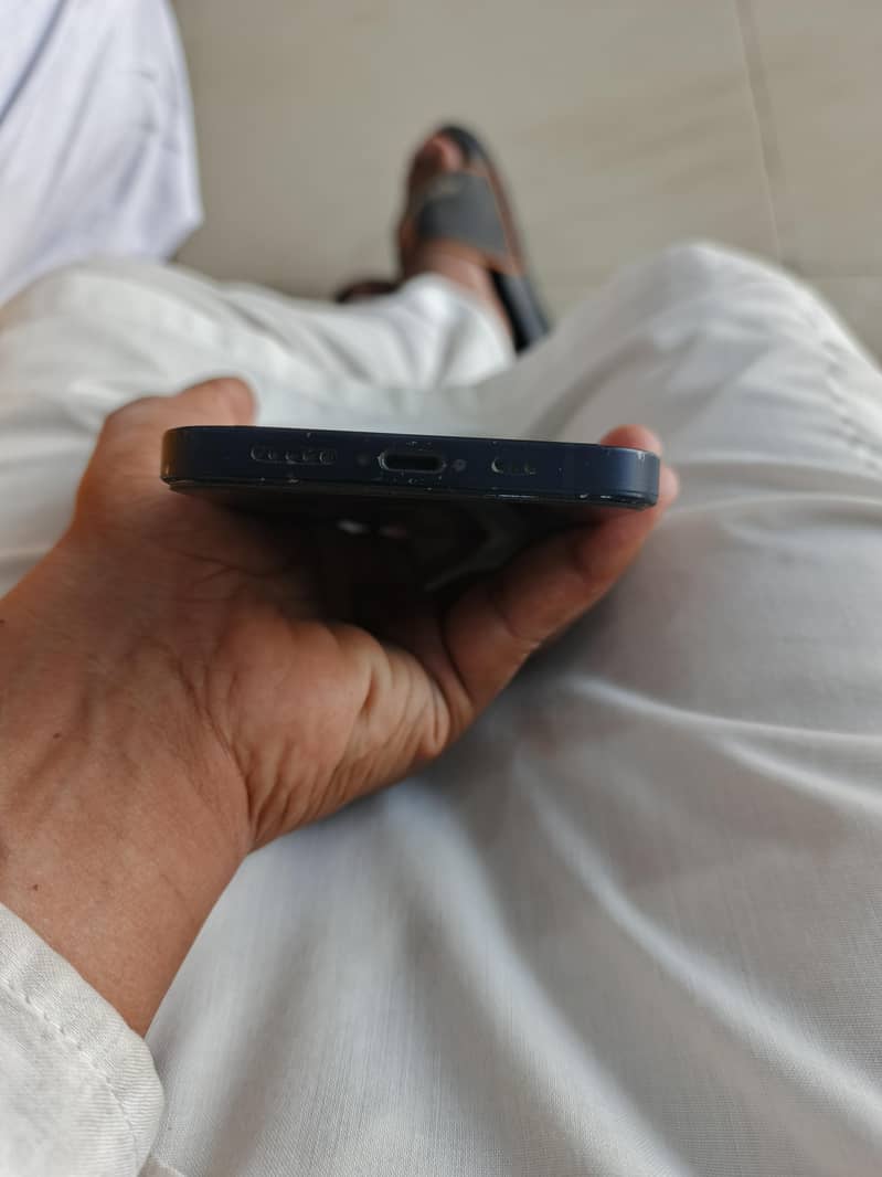 Apple iPhone 12 4