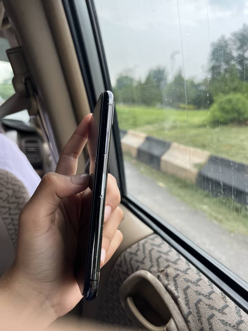 Apple iPhone X 4