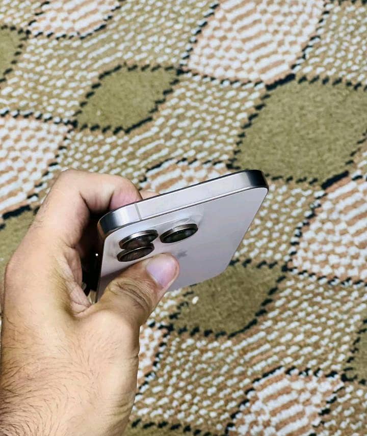 Apple iPhone 16 Pro 2