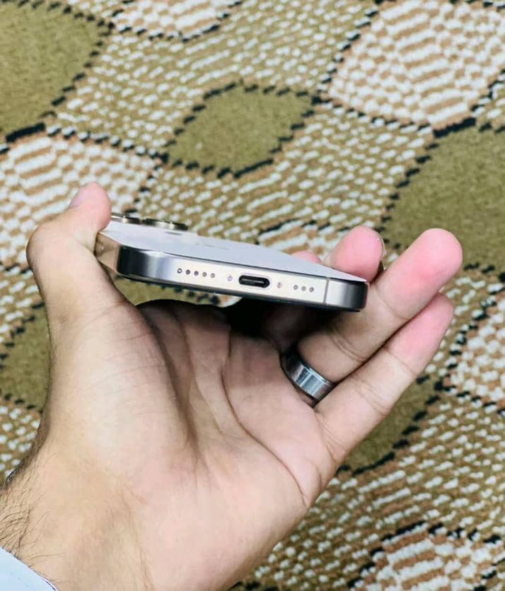 Apple iPhone 16 Pro 4