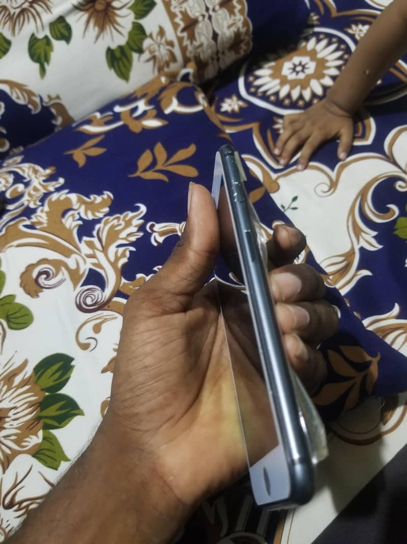 Apple iPhone 8 Plus 4