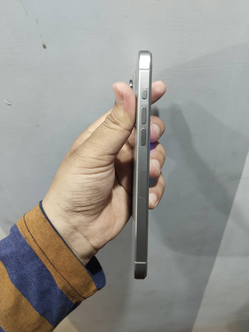 Apple iPhone 15 Pro Max 2
