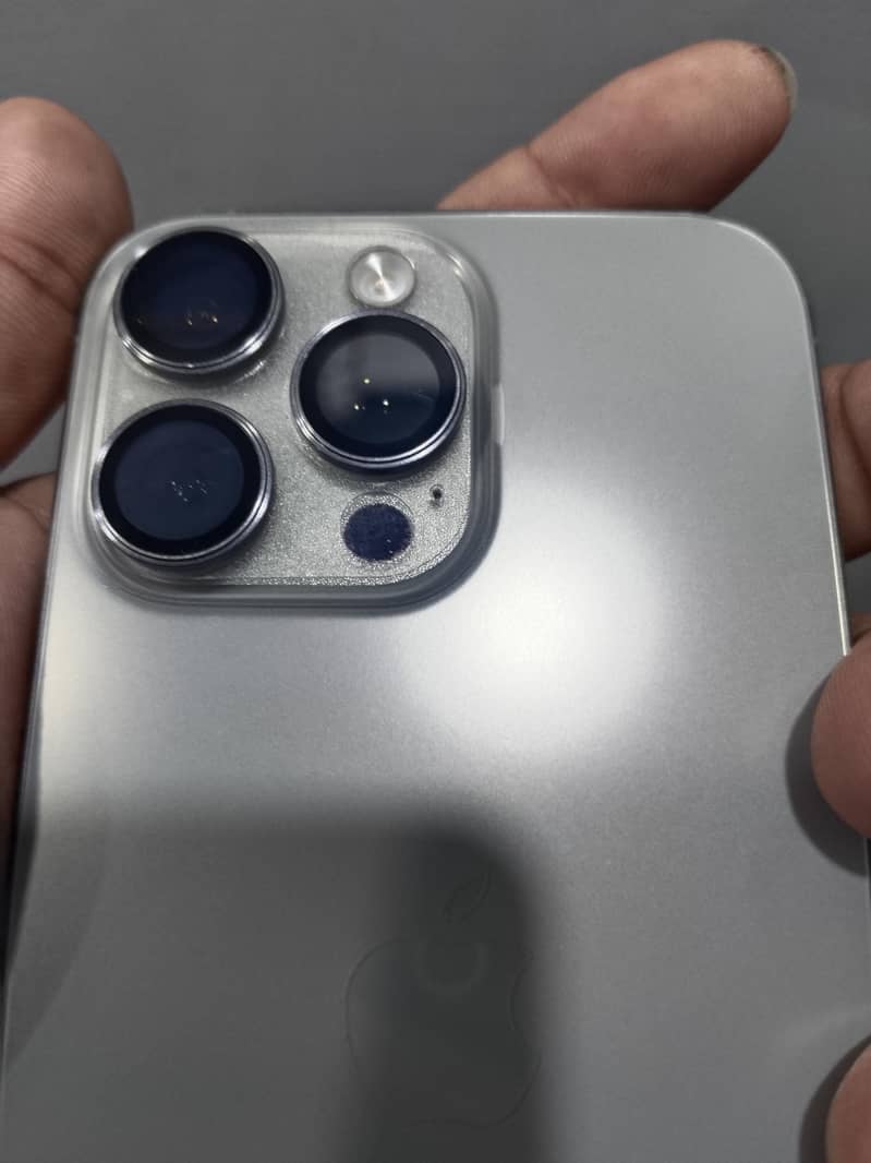 Apple iPhone 15 Pro Max 4