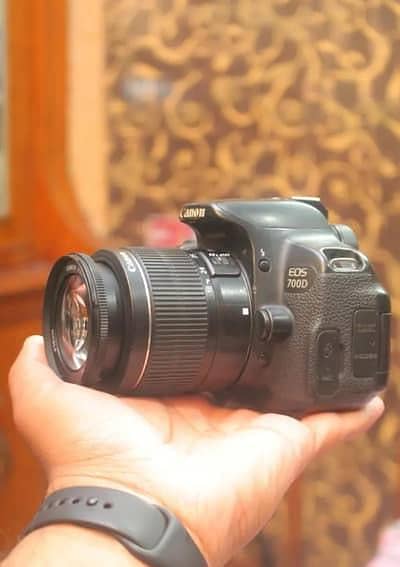 d700. . . . 18.55stm Lens two batteries 03007556900