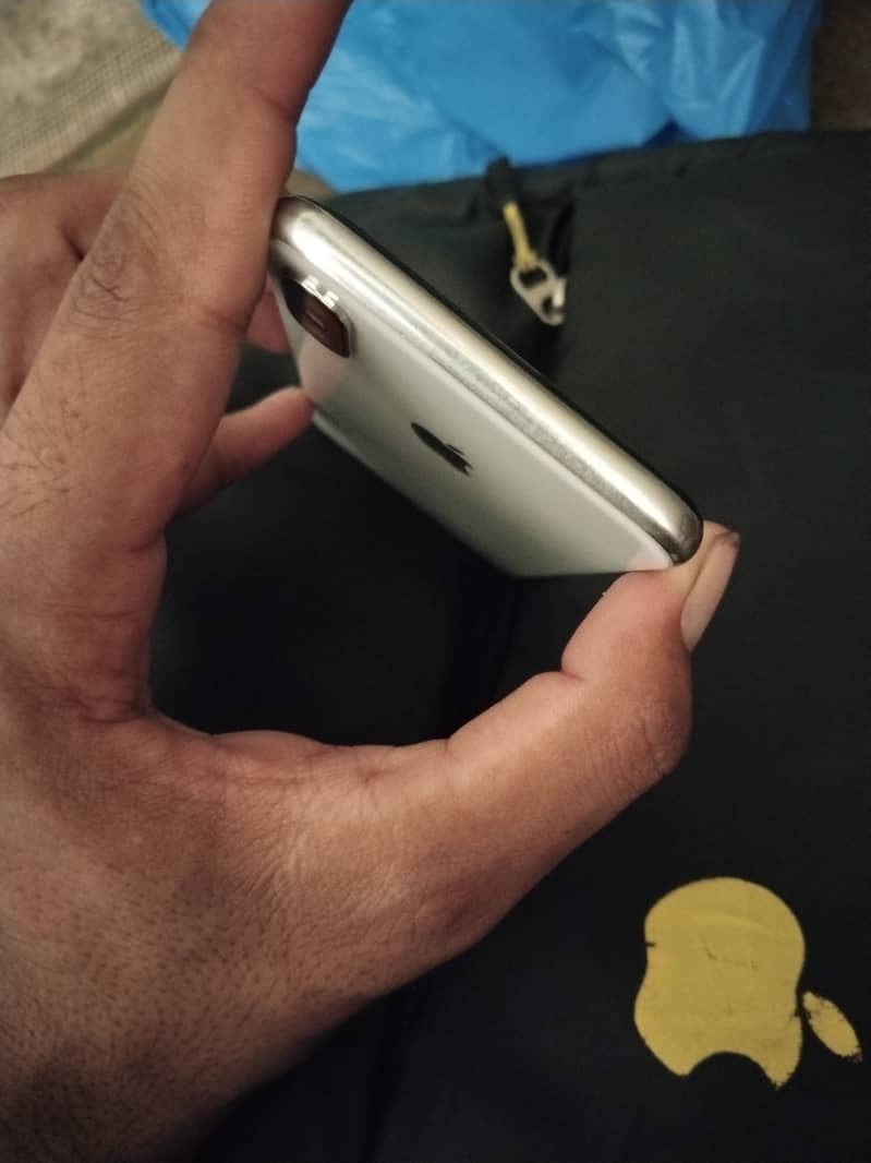 Apple iPhone X 4