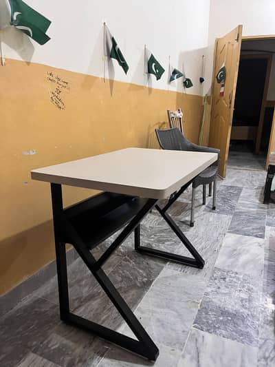 table new Only 1 month use