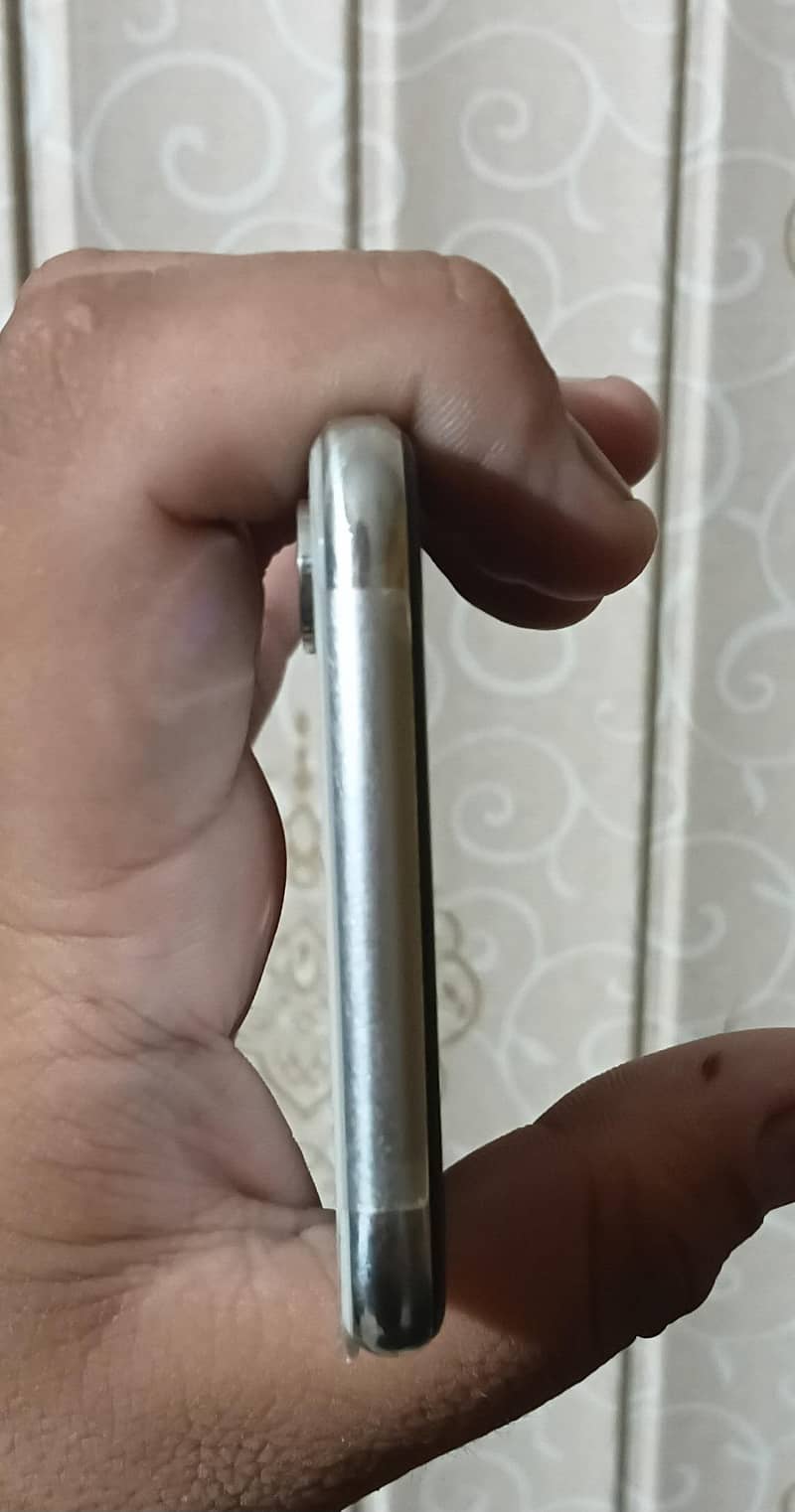 Apple iPhone X 4