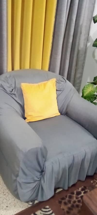 5 seater sofa set used but in good condition with no flaws