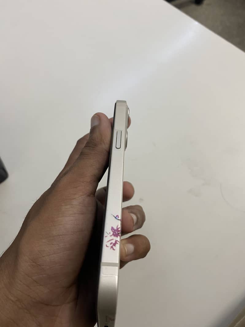 Apple iPhone 13 4