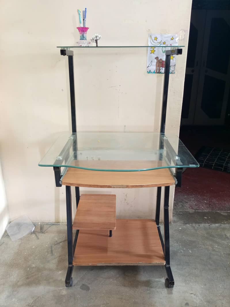 Computer side Table in clean condition 0