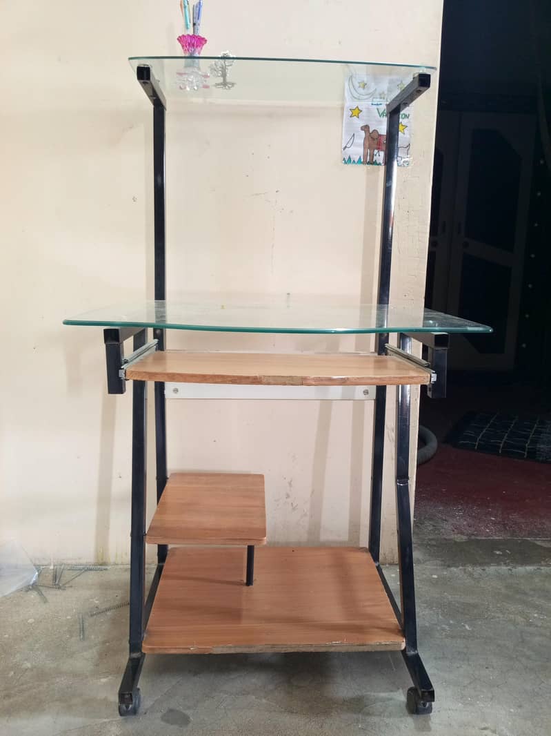 Computer side Table in clean condition 3
