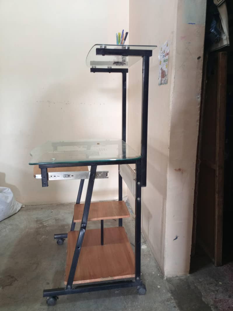 Computer side Table in clean condition 4