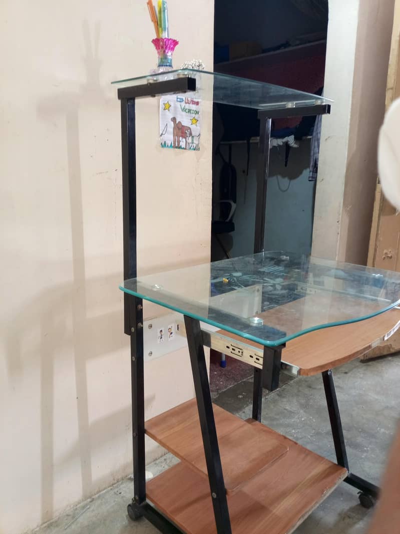 Computer side Table in clean condition 5