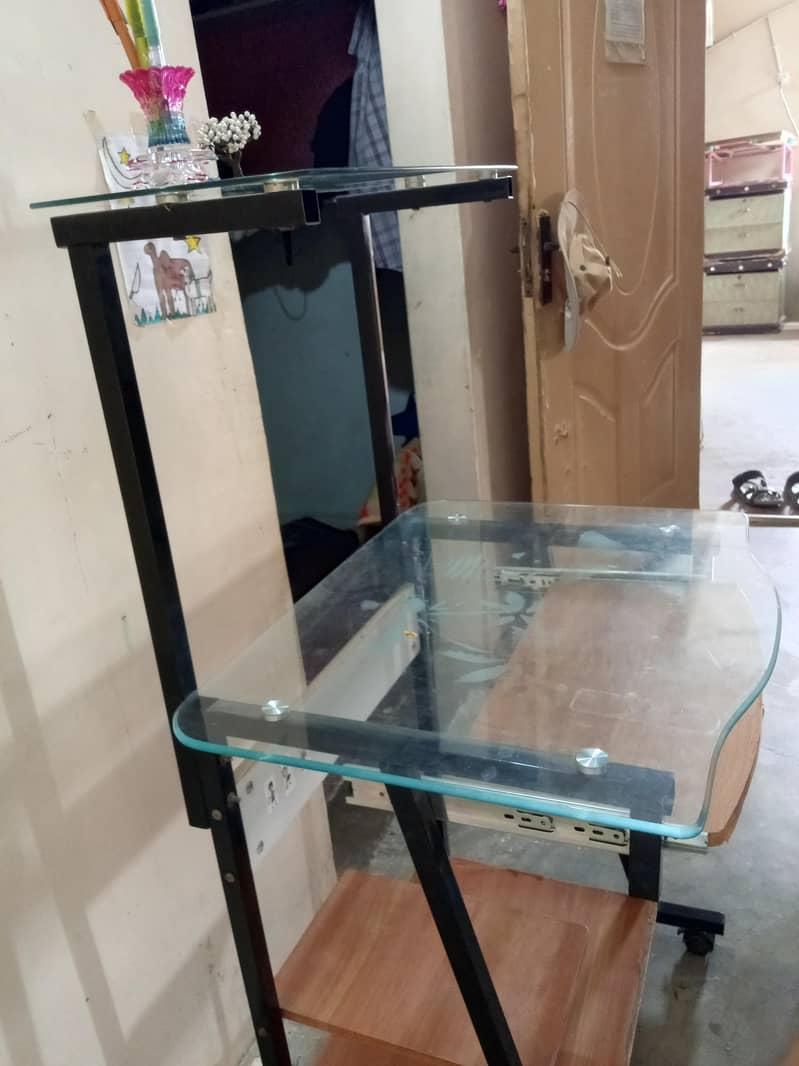 Computer side Table in clean condition 6