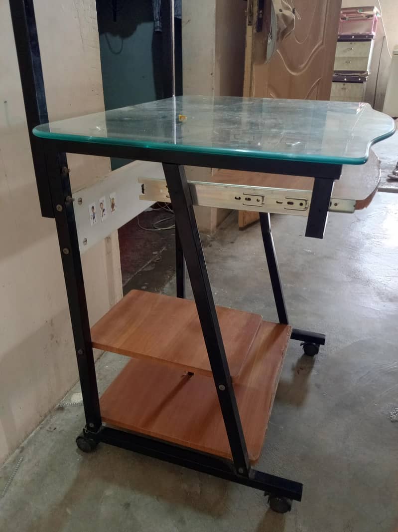 Computer side Table in clean condition 7
