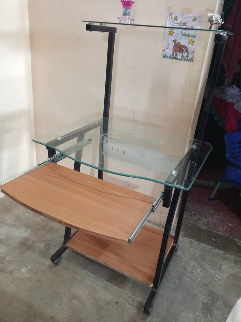 Computer side Table in clean condition 9