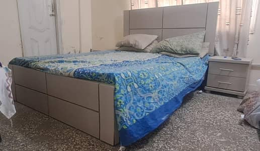 king size bed and wardrobe selling in good condition
