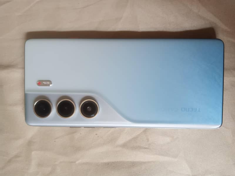 Tecno CAMON 40 Pro 1