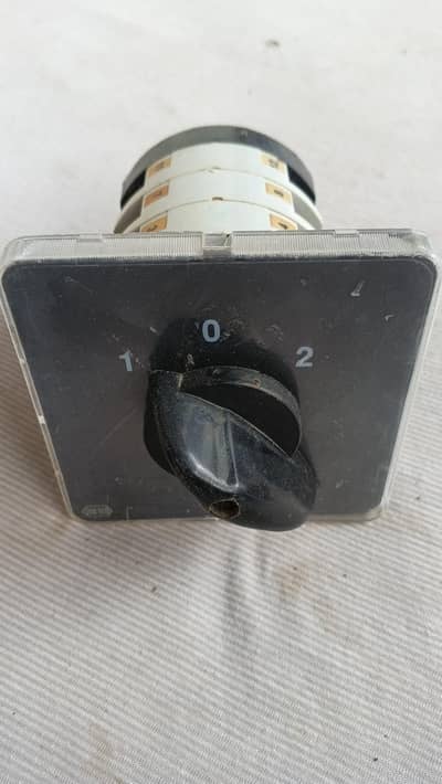 three phase change over switch