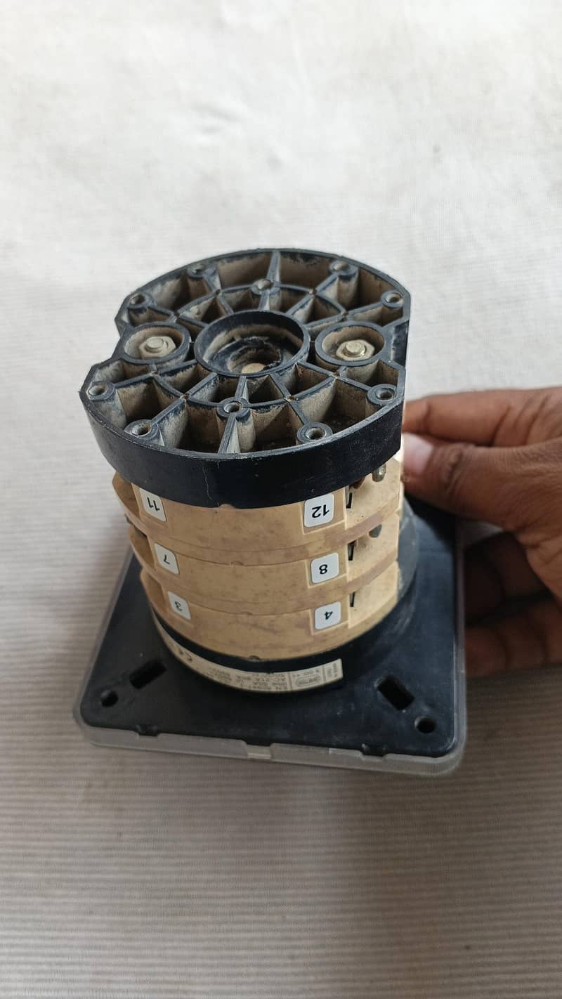three phase change over switch 4