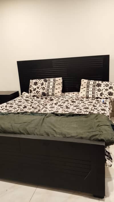 1 bed with side tables