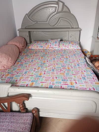 king size bed whit matrass, king size almaari,& dressing divider
